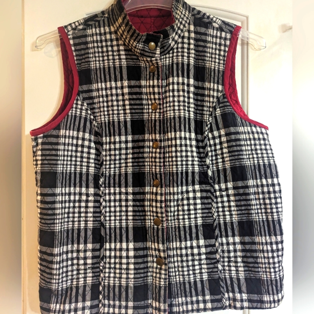 Quilted Holiday reversable vest. Black/White plaid . Red. Size Large.